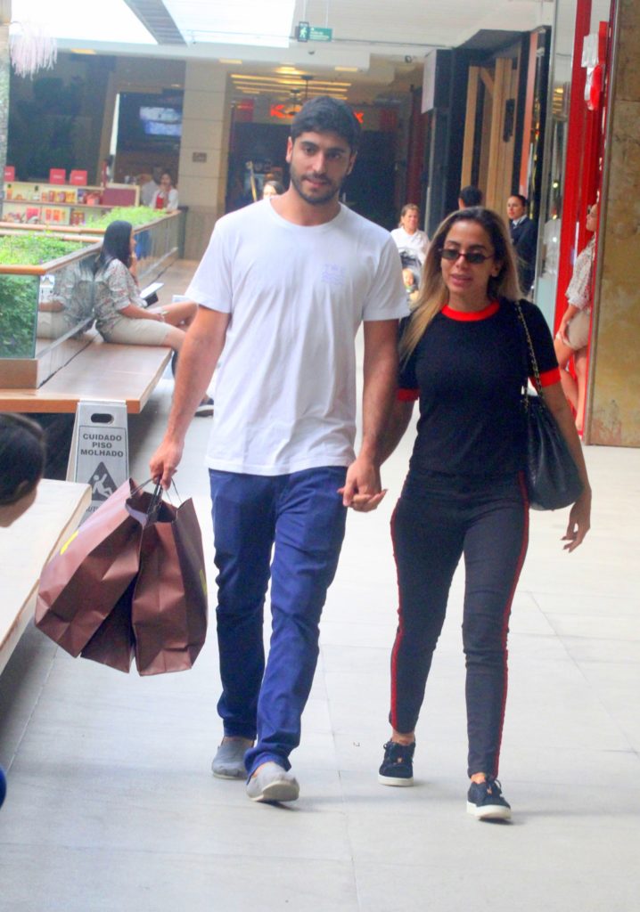 Anitta é flagrada em passeio romântico com o marido Thiago Magalhães (Daniel Delmiro: AgNews)