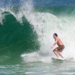 Rômulo Arantes Neto é flagrado surfando em São Conrado (AgNews)