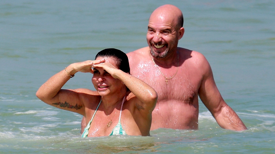 Gretchen e Carlos Marques na Barra da Tijuca na praia