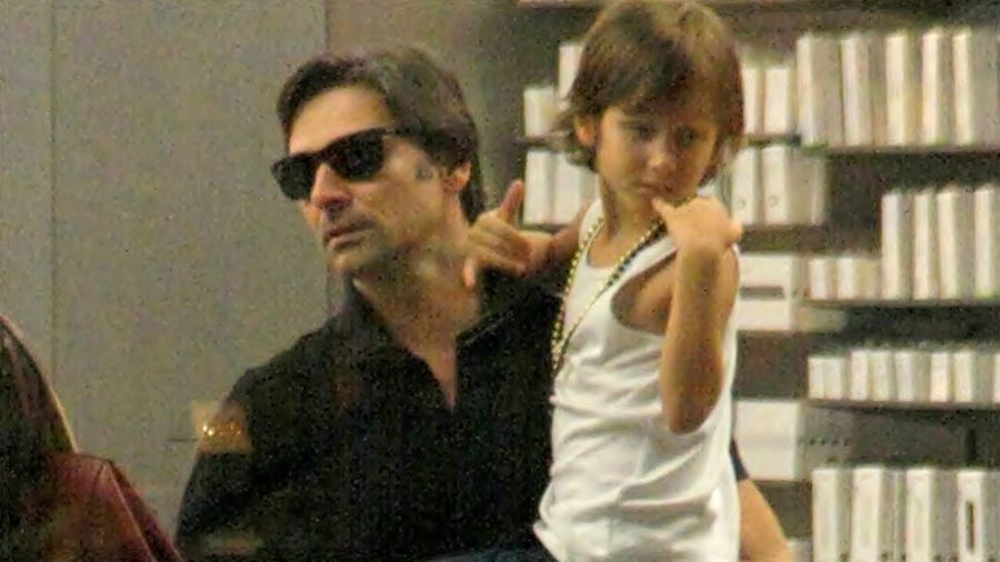 Murilo Rosa com o filho em shopping do RJ