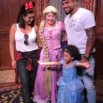 Naldo e Moranguinho com a filha na Disney