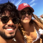 Rodrigo Simas com amiga na praia da Barra da Tijuca