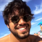 Rodrigo Simas na praia da Barra da Tijuca