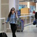 Camila Queiroz é flagrada embarcando em aeroporto no Rio (Andre Freitas: AgNews)