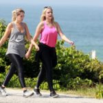 Ellen Roche caminha com amiga na Barra da Tijuca (AgNews)