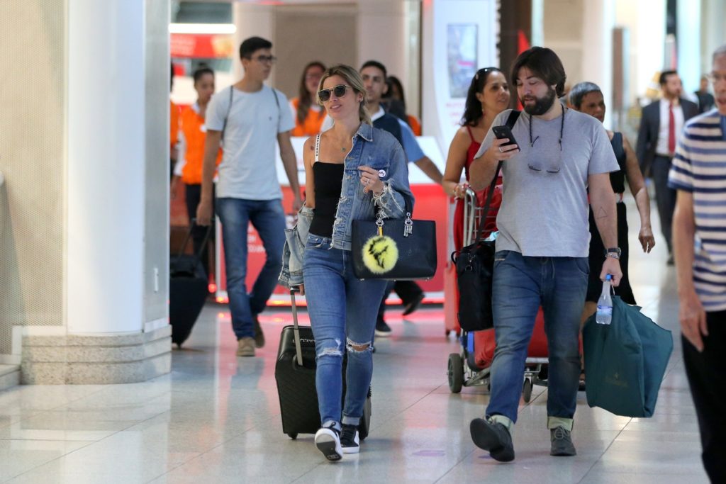 Flávia Alessandra é flagrada embarcando em aeroporto no Rio (Andre Freitas: AgNews)