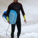 Cauã Reymond surfa na Prainha, Rio de Janeiro