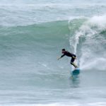 Cauã Reymond surfa na Prainha, Rio de Janeiro