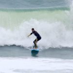 Cauã Reymond surfa na Prainha, Rio de Janeiro