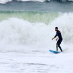 Cauã Reymond surfa na Prainha, Rio de Janeiro