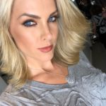 Ana Hickmann deixa os cabelos ainda mais loiros