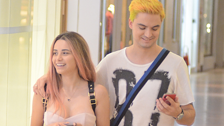 Felipe Neto com a namorada em shopping