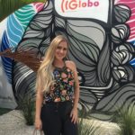 Patricia Leitte em frente à 'Rádio Globo'