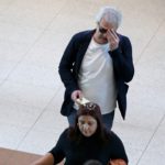 Pedro Bial em aeroporto do Rio de Janeiro