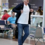 Pedro Bial em aeroporto do Rio de Janeiro