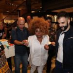 Elza Soares chega para autografar CDs