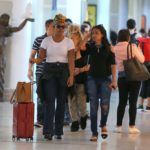 Gaby Amarantos em aeroporto do Rio de Janeiro