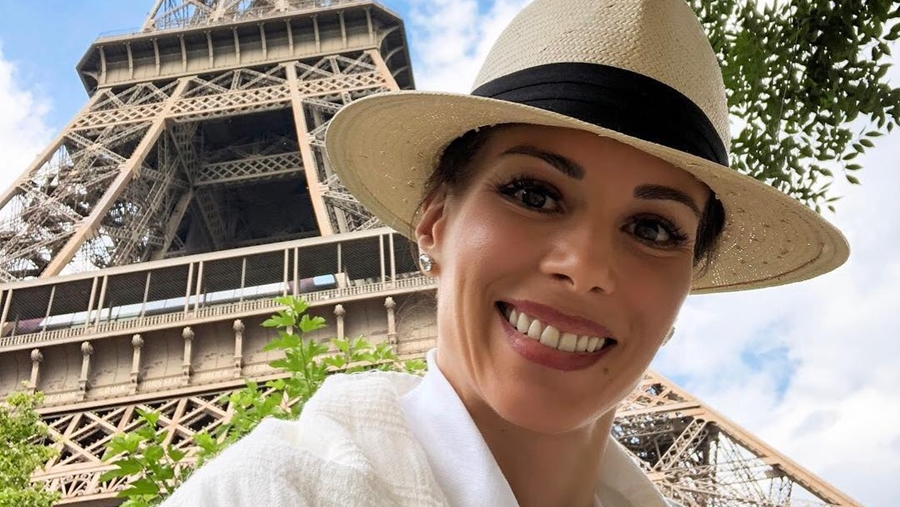 Ana Furtado em frente a Torre Eiffel