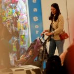Carol Castro com a filha, Nina, em shopping da Gávea
