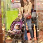 Carol Castro com a filha, Nina, em shopping da Gávea