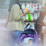 Carol Castro com a filha, Nina, em shopping da Gávea
