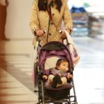 Carol Castro com a filha, Nina, em shopping da Gávea