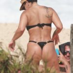 Viviane Araújo toma sol na Praia da Macumba