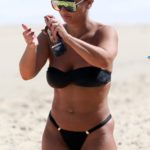 Viviane Araújo toma sol na Praia da Macumba