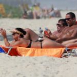 Viviane Araújo toma sol na Praia da Macumba