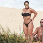 Viviane Araújo toma sol na Praia da Macumba