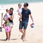 Michel Teló e Thais Fersoza com os filhos na praia da Barra da Tijuca