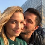 Rômulo Estrela com a esposa em Paris