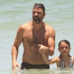 Marcelo Faria com a filha na praia do Leblon