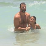 Marcelo Faria com a filha na praia do Leblon