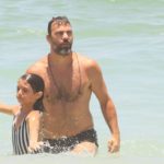 Marcelo Faria com a filha na praia do Leblon