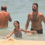 Marcelo Faria com a filha na praia do Leblon