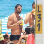 Marcelo Faria com a filha na praia do Leblon