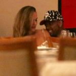 Nego do Borel é fotografado com loira em restaurante do Rio de Janeiro