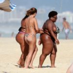 Jojo Todynho na Praia da Reserva com amigas