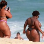 Jojo Todynho na Praia da Reserva com amigas