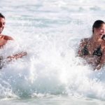 Agatha Moreira e Rodrigo Simas na praia da Barra da Tijuca