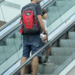 Eriberto Leão e o filho passeiam em shopping do Rio de Janeiro