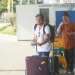 Paulo Gustavo e Gian Luca Ewbank se encontram em aeroporto do Rio de Janeiro