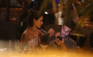 Chay Suede e Laura Neiva jantam em restaurante no Rio de Janeiro