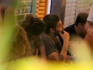 Chay Suede e Laura Neiva jantam em restaurante no Rio de Janeiro