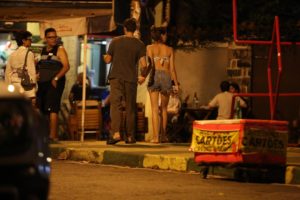 Chay Suede e Laura Neiva caminham pela Gávea, no Rio de Janeiro