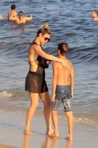 Fernanda Lima brinca com os filhos na praia do Leblon