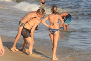 Fernanda Lima brinca com os filhos na praia do Leblon