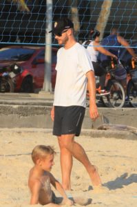 Rodrigo Hilbert jogando futevôlei na praia do Leblon