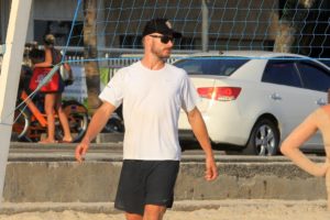 Rodrigo Hilbert jogando futevôlei na praia do Leblon